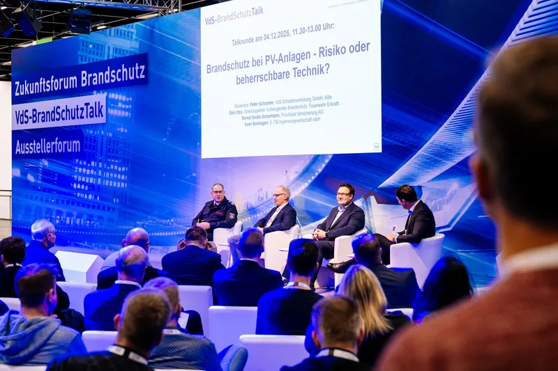 Experten diskutieren auf einer Bühne beim Zukunftsforum Brandschutz der VdS Schadenverhütung über Brandschutz bei Photovoltaikanlagen