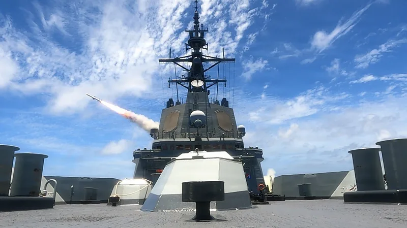 Spanish Navy Ship ESPS Alvaro De Bazan (F101) launches a Harpoon missile at the hulk of decommissioned Tarawa-class amphibious assault ship USS Peleliu (LHA 5) during a combined sinking exercise in the Pacific Ocean as part of RIMPAC 2026, on 17 July 2026. In USV-on-USV battles, OTHT may be replaced by much shorter-range engagements.