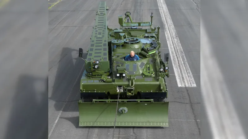 Ein Bergepanzer Wisent 2 der Flensburger Fahrzeugbau Gesellschaft (FFG) mit abgesenktem Räumschild.