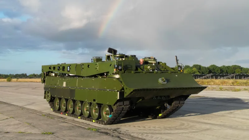 Bergepanzer Wisent 2 der Flensburger Fahrzeugbau Gesellschaft mit Fronträumschild auf einer Freifläche unter bewölktem Himmel
