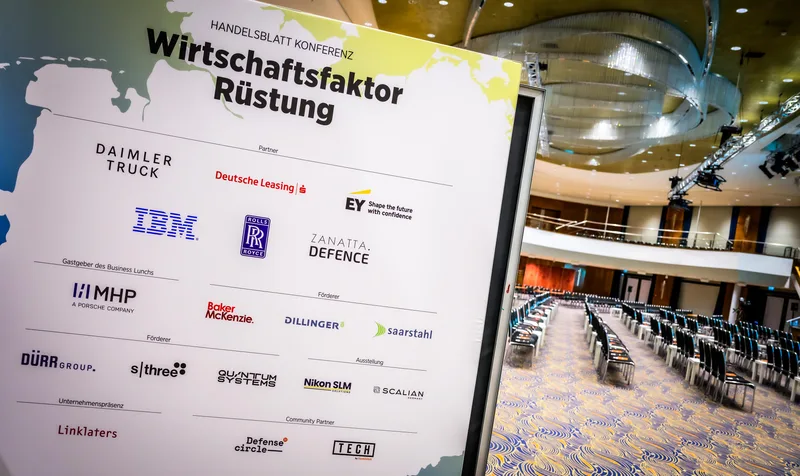Sponsorentafel der Handelsblatt-Konferenz Wirtschaftsfaktor Rüstung mit Logos von Daimler Truck, Rolls-Royce und Quantum Systems