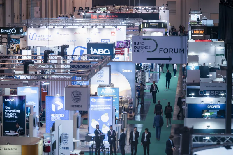 Besucher und Fachpublikum an den Messeständen von IABG, Heckler & Koch und Hessen auf der Euro Defence Expo