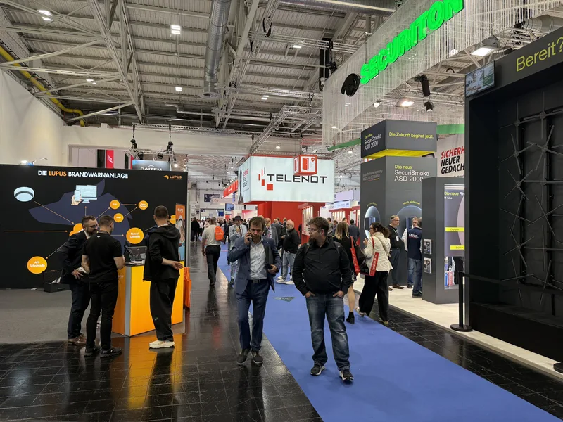 Security Essen: Besucher an den Messeständen von Lupus Electronics, Telenot und Securiton auf einer Fachmesse für Sicherheits- und Brandschutztechnik