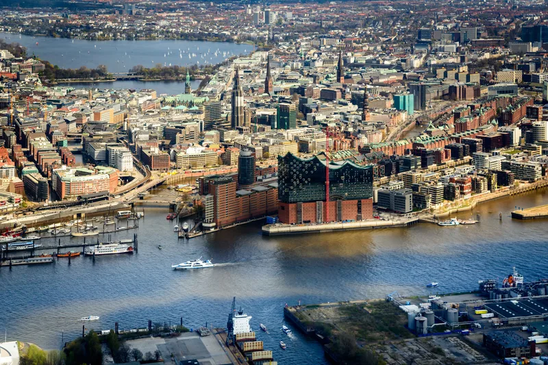 Luftaufnahme des Hamburger Stadtzentrums mit Elbphilharmonie, Elbufer, Alster und historischer Innenstadt