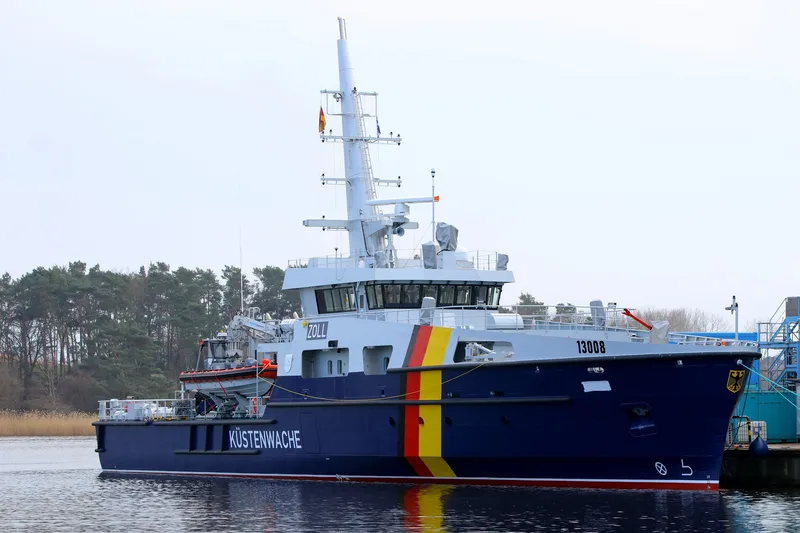Zollboot Borkum der deutschen Küstenwache an einer Anlegestelle