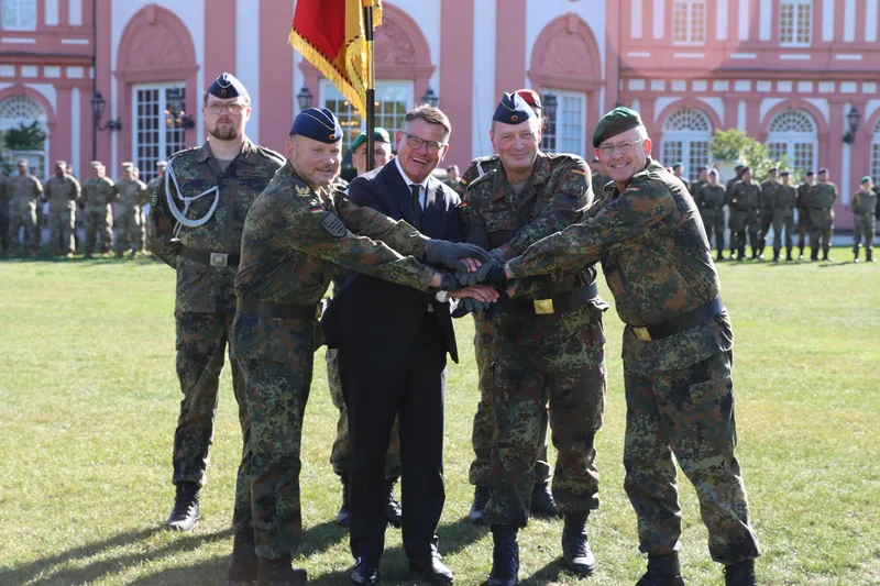 Boris Rhein und Bundeswehr-Offiziere bei der Kommandoübergabe des Landeskommandos Hessen vor dem Schloss Biebrich in Wiesbaden