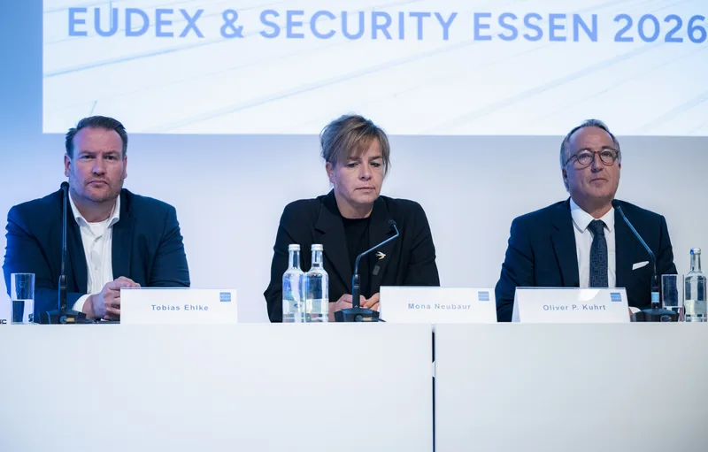 Tobias Ehlke, Mona Neubaur und Oliver P. Kuhrt bei der Pressekonferenz zu den Messen EUDEX und Security Essen 2026 am Podium