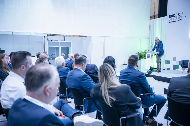 Referent hält Vortrag am Rednerpult vor Publikum bei der EUDEX-Konferenz in der Messe Essen