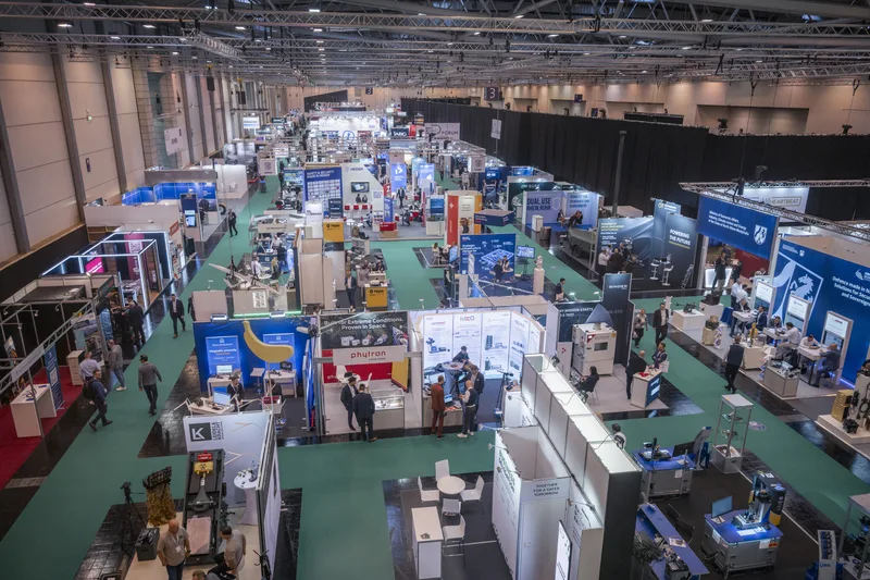 Fachmesse für Wehrtechnik mit zahlreichen Messeständen von Phytron, Leidel & Kracht sowie Binder in einer großen Messehalle