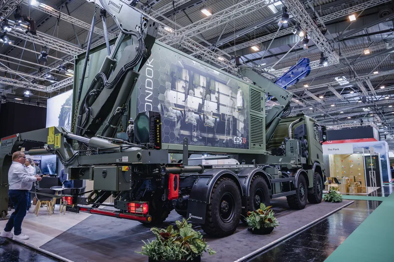Auf der EUDEX zeigte Scania nicht nur einen eigenen Lkw, sondern auch den darauf integrierten Seitenlader HAMMAR XXL36 und einen Condok-Container.