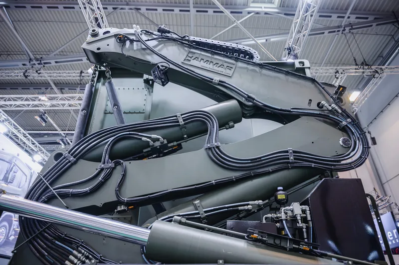 Detailansicht des hinteren Ladearms. Unten erkennbar die Hydraulik der ausgefahrenen Stütze.