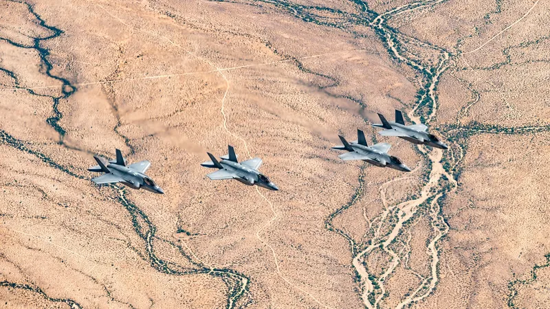 Vier F-35A Lightning II der US Air Force, die dem 56th Fighter Wing zugeordnet sind, fliegen am 10. April 2026 im Formationsflug über der Sonora-Wüste in den USA.