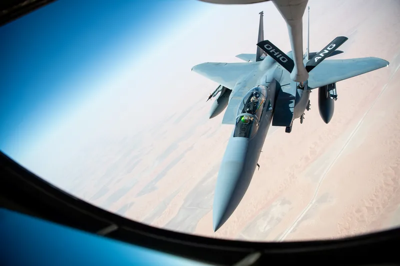 Eine KC-135 Stratotanker der US Air Force betankt am 17. September 2020 eine F-15SA der Royal Saudi Air Force (RSAF) über dem Verantwortungsbereich des US Central Command im Rahmen einer gemeinsamen multinationalen Übung. Die RSAF betreibt eine der größten Boeing-F-15-Eagle-Flotten der Welt, wobei die F-15SA zu den modernsten derzeit eingesetzten Varianten zählt.