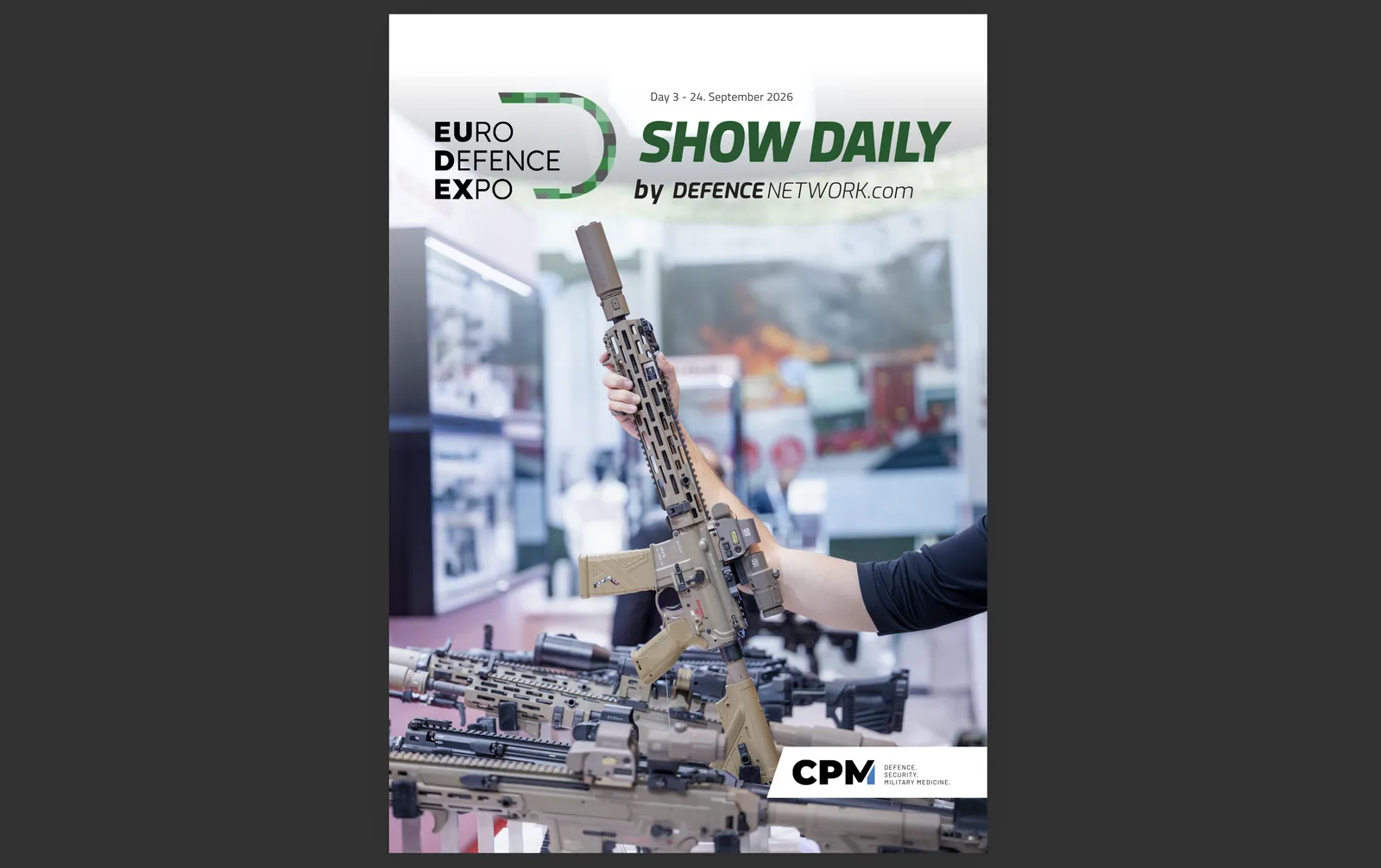 Messebesucher präsentiert ein mit Visier und Schalldämpfer ausgestattetes Heckler & Koch Sturmgewehr auf der EUDEX 2026