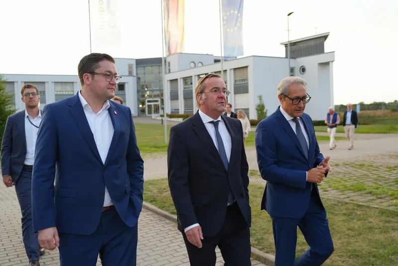 Bundesverteidigungsminister Boris Pistorius (Mitte) im Gespräch mit Braunschweigs Oberbürgermeister Dr. Thorsten Kornblum (links) und Neset Tükenmez (rechts) bei einem Rundgang auf dem Gelände des Messtechnik-Herstellers GOM in Braunschweig.