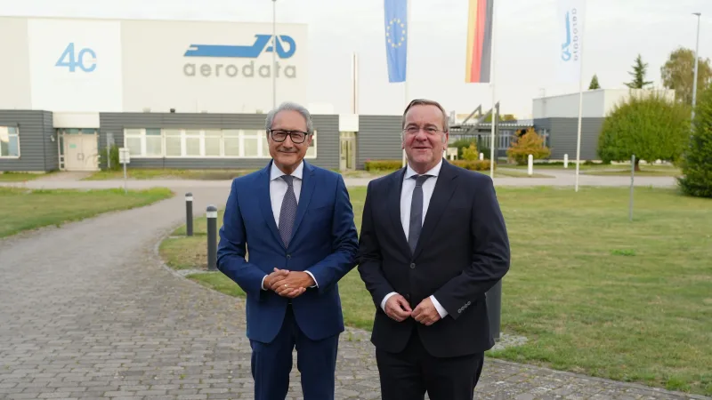Bundesverteidigungsminister Boris Pistorius und Aerodata-Vorstand Neset Tükenmez stehen auf dem Firmengelände der Aerodata AG