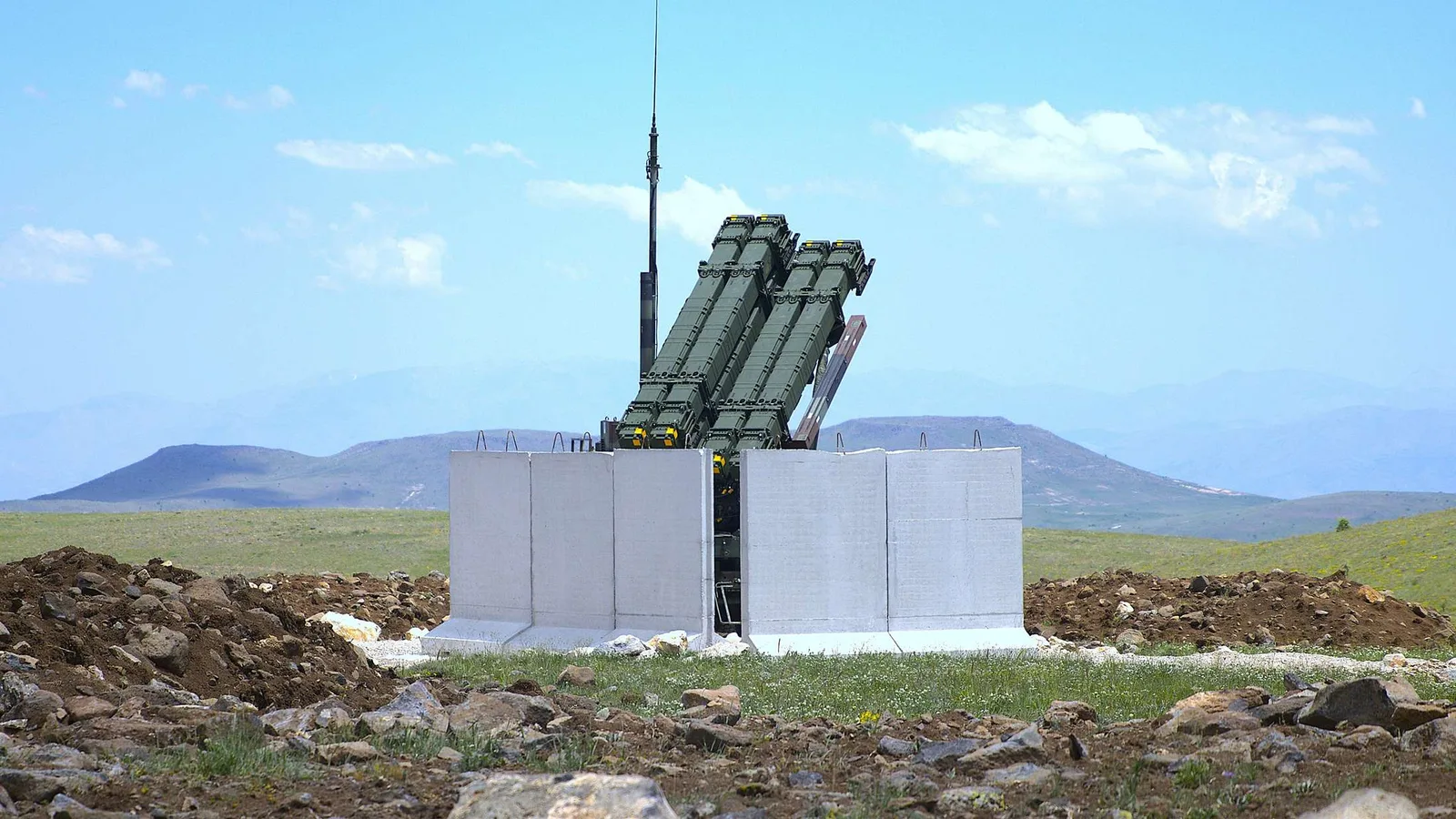 PATRIOT-Einsatz: Startgerät des Flugabwehrraketensystems Patriot hinter Betonwänden in einer hügeligen Landschaft bei Malatya, Türkei