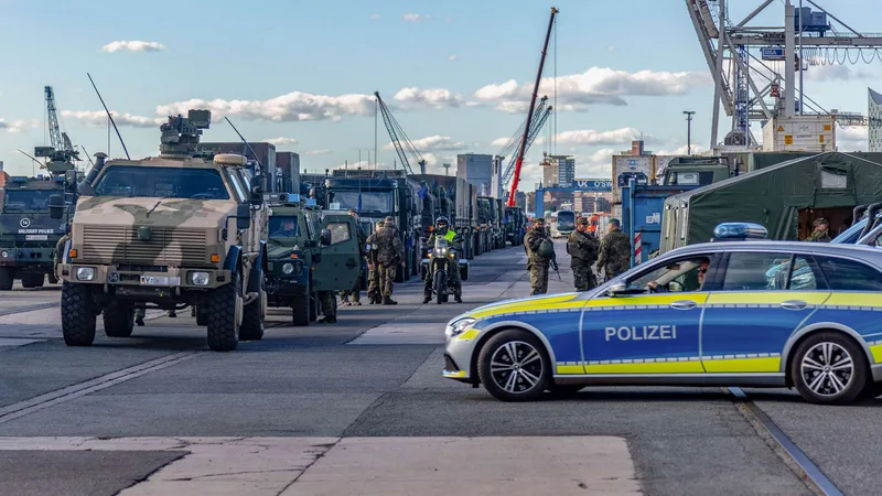 Bundeswehr-Soldaten und Polizei sichern Dingo-Transportfahrzeuge und einen Streifenwagen bei der Übung Red Storm Charlie im Hafen