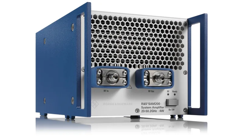 Systemverstärker R&S SAM200 von Rohde & Schwarz mit blauen Seitenteilen, Belüftungsgitter und zwei Hochfrequenz-Anschlüssen