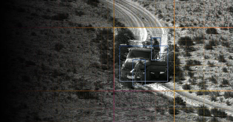 Wärmebildaufnahme der Teledyne FLIR Prism Software mit KI-gestützter Objekterkennung von einem Geländewagen und zwei Personen