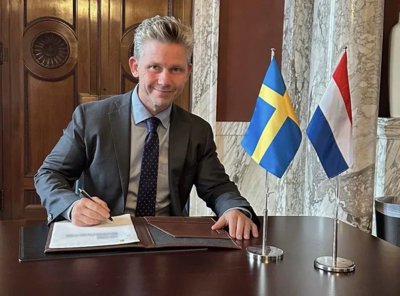 Der schwedische Verteidigungsminister Pål Jonson bei der zeremoniellen Unterzeichnung einer Absichtserklärung am 10. September 2026, nach der die Niederlande ein GlobalEye AEW&C-Luftfahrzeug beschaffen werden. Die Vereinbarung umfasst auch eine langfristige Zusammenarbeit zwischen den beiden Ländern im Bereich der luftgestützten Überwachung und Führungsfähigkeit.