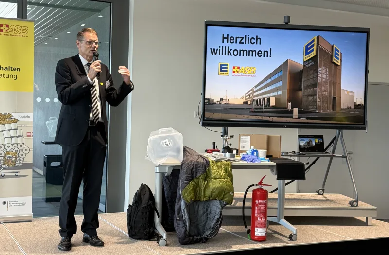 Rolf Lange von Edeka spricht beim Pressetermin