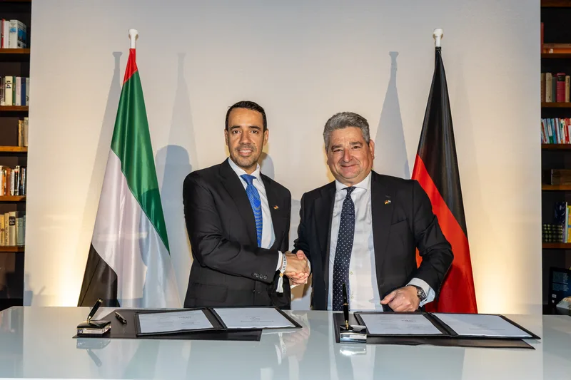 Vertreter aus Deutschland und den Vereinigten Arabischen Emiraten geben sich nach der Unterzeichnung einer Vereinbarung die Hand