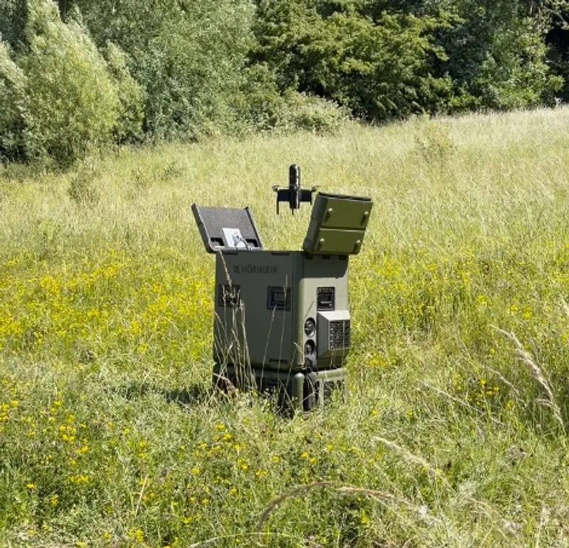 Mobile Hörnlein-Drohnenstation auf einer Wiese beim vertikalen Start einer ProSwarma-Drohne