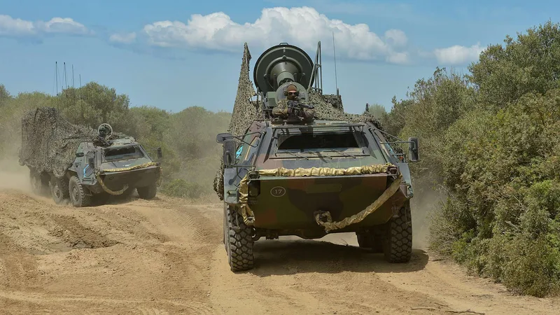 Zwei Transportpanzer Fuchs des Bataillons Elektronische Kampfführung 932 fahren auf einer staubigen Piste durch unwegsames Gelände