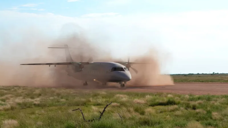 Dornier 328 der Deutsche Aircraft wirbelt beim Start auf einer unbefestigten Piste eine Staubwolke auf