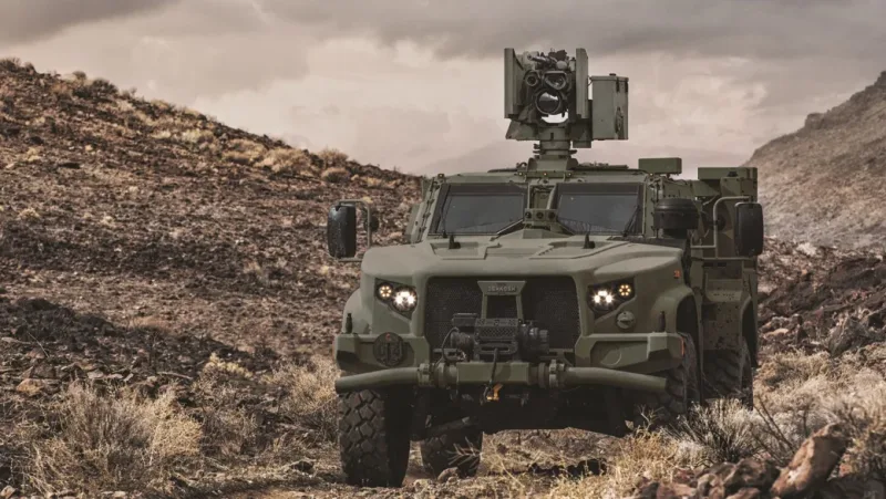 Oshkosh Defense Joint Light Tactical Vehicle (JLTV) mit fernbedienbarer Waffenstation fährt durch felsiges Gelände