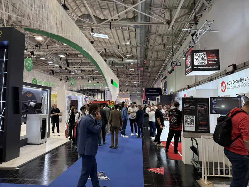 EUDEX: Fachbesucher in einer Messehalle für Sicherheitstechnik vor den Ständen von HON Security and Fire Distribution und g+m