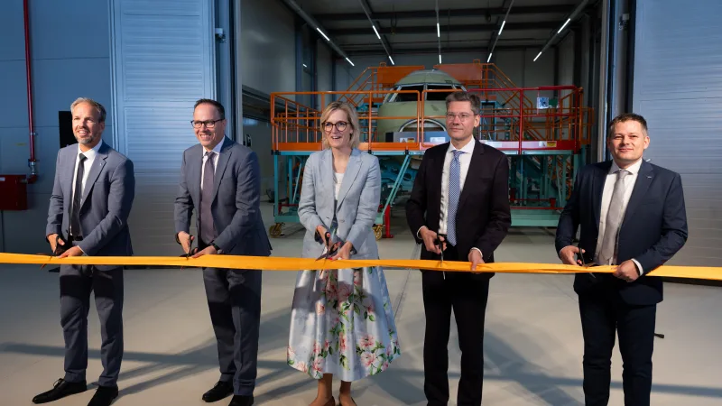 Michael Kretschmer und Anna Christmann bei der Eröffnung einer Montagehalle von Deutsche Aircraft in Leipzig mit symbolischem Bandschnitt