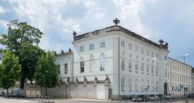 Extremograph: Historisches klassizistisches Gebäude mit Balustraden und Dachschmuck an einer Straße in Berlin