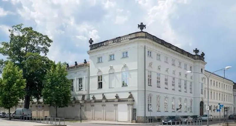 Extremograph: Historisches klassizistisches Gebäude mit Balustraden und Dachschmuck an einer Straße in Berlin