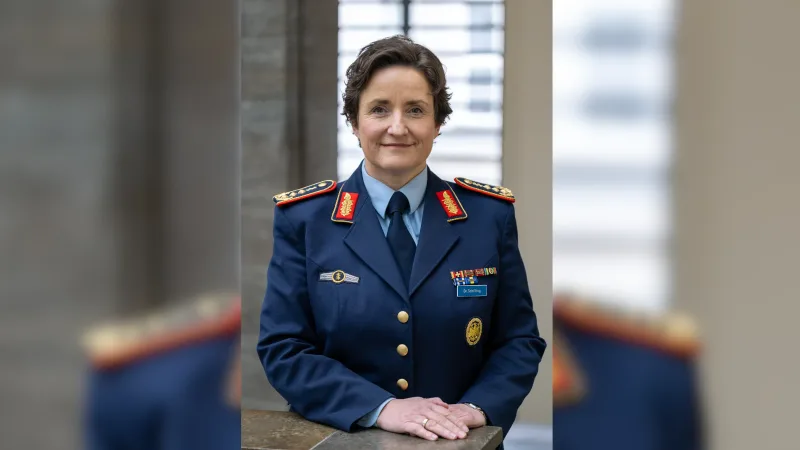 Generalstabsarzt Dr. Nicole Schilling im Dienstanzug der Bundeswehr mit Dienstgradabzeichen und Bandschnalle