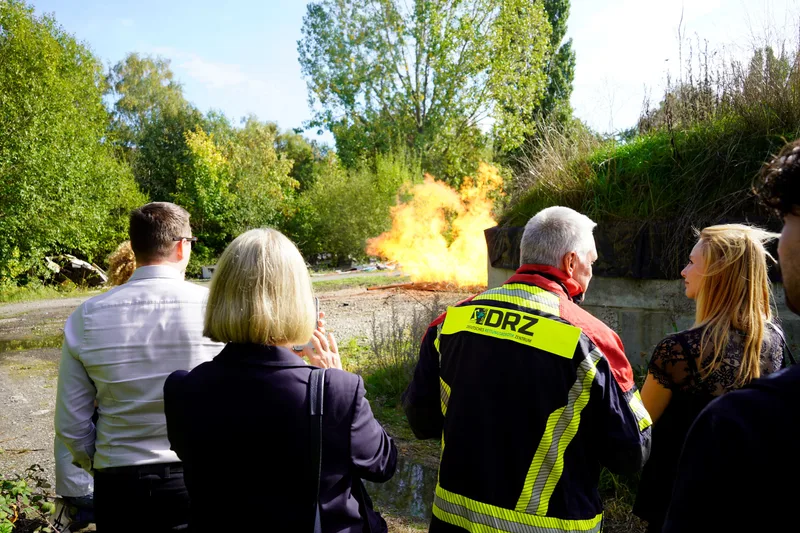 Rettungsrobotik: Die Brandfläche des DRZ Außengeländes simuliert einen Großbrand, zu dem der
Löschroboter in den Einsatz kommt.