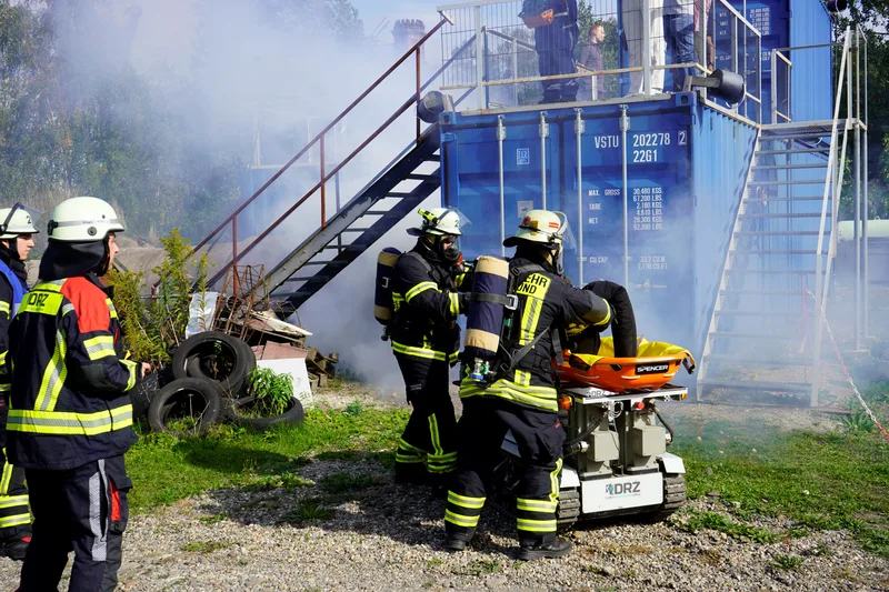 Rettungsrobotik: Die Brandfläche des DRZ Außengeländes simuliert einen Großbrand, zu dem der
Löschroboter in den Einsatz kommt.