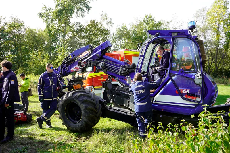Rettungsrobotik: Zum Einsatz kam ebenfalls der Schreitbagger des THW, der die Trümmer räumte. Im
Schreitbagger: Matthias Hauer, Parlamentarischer Staatssekretär bei der
Bundesministerin für Forschung, Technologie und Raumfahrt