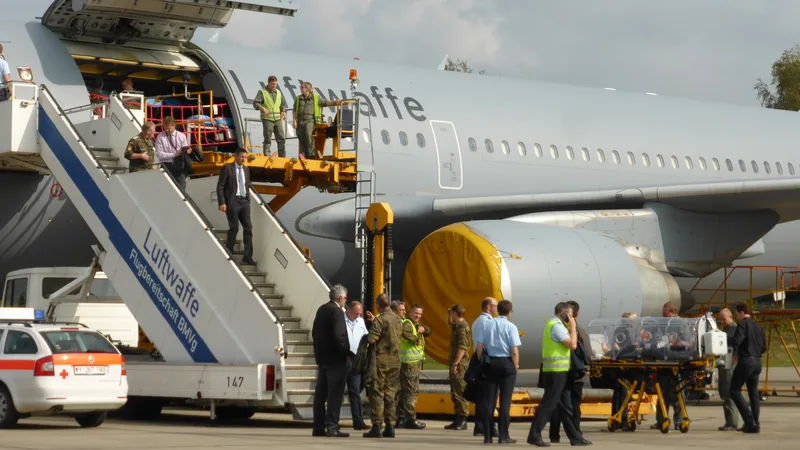 Bundeswehr-Einsatzkräfte üben mit einer mobilen Patiententransport-Isolationseinheit vor einem Airbus A310 der Flugbereitschaft