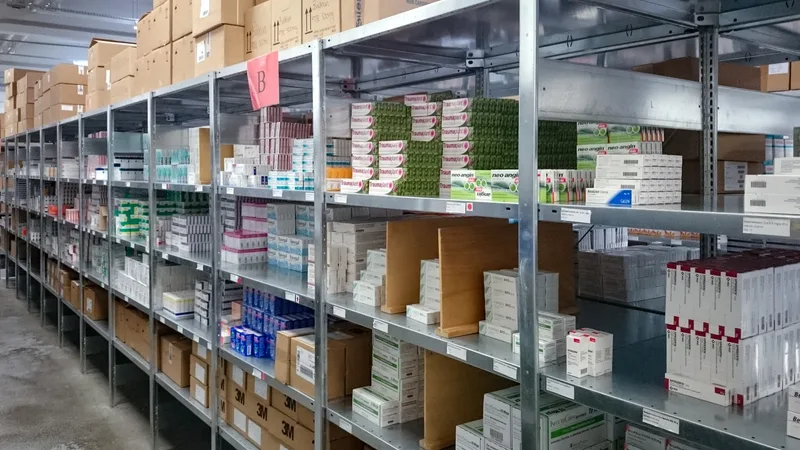 Arzneimittellager des Versorgungs- und Instandsetzungszentrums Sanitätsmaterial der Bundeswehr in Quakenbrück mit Medikamenten in Metallregalen