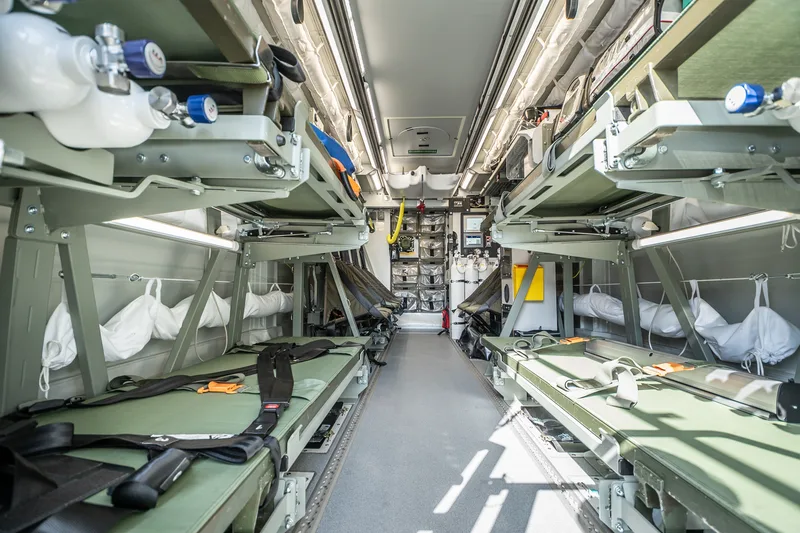 Innenraum eines geschützten Sanitätsfahrzeugs der Bundeswehr mit Krankentragenhalterungen, medizinischen Überwachungsgeräten und Sauerstoffflaschen
