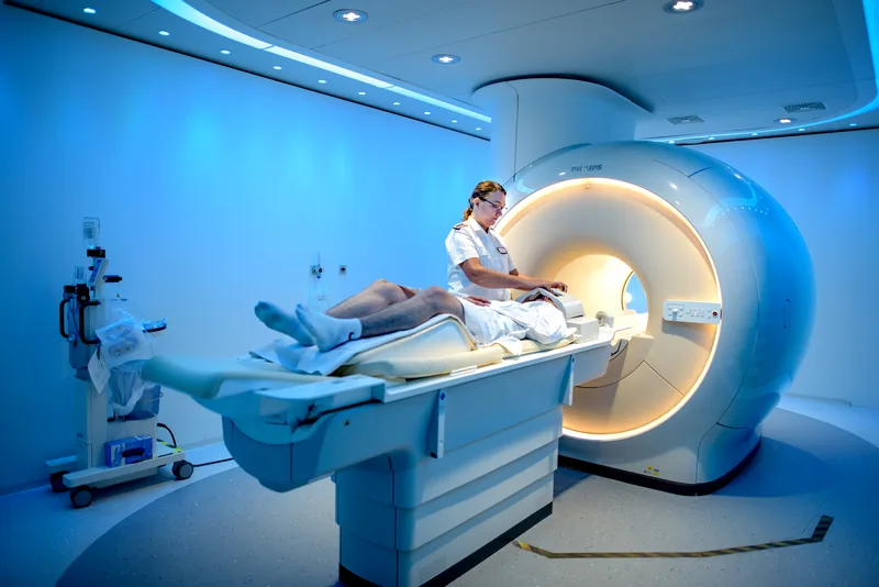 Medizinische Fachkraft bereitet einen Patienten an einem Philips Magnetresonanztomographen im Bundeswehrkrankenhaus Berlin vor