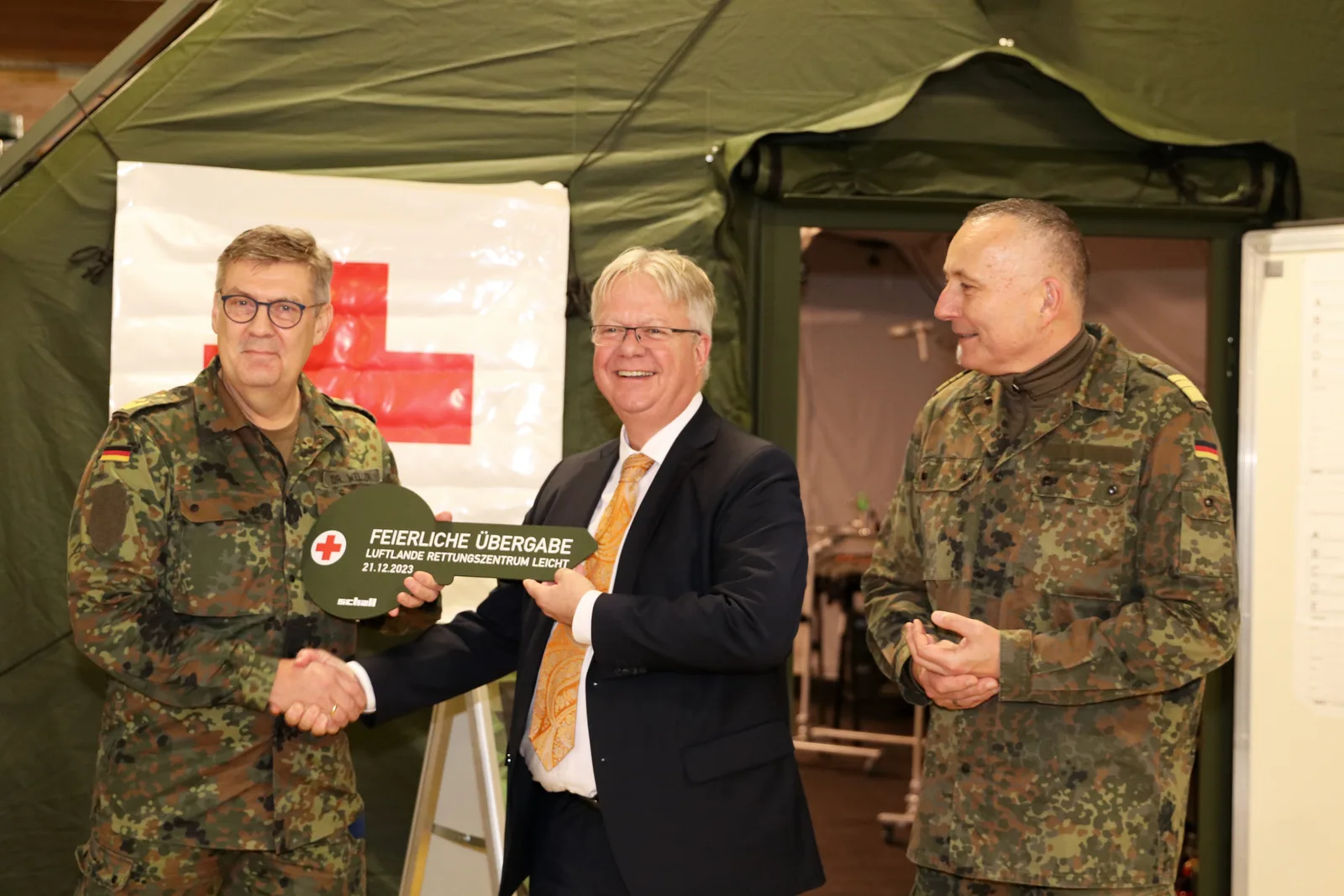 baainbw: Vertreter der Firma Schall übergibt symbolischen Schlüssel für ein Luftlande-Rettungszentrum an einen Bundeswehroffizier