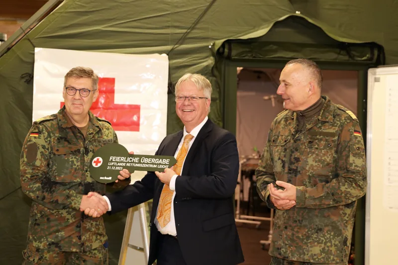 Jan Gesau, der Abteilungsleiter „Land-Unterstützung“ im BAAINBw, übergab den symbolischen Schlüssel an die Truppe. Vizeadmiral Carsten Stawitzki war in seiner Funktion als Abteilungsleiter „Ausrüstung“ im Bundesministerium der Verteidigung als Vertreter des Ministeriums anwesend. Generalstabsarzt Dr. Norbert Weller nahm als der Stellvertreter des Inspekteurs des Sanitätsdienstes der Bundeswehr das System symbolisch für den Sanitätsdienst entgegen.