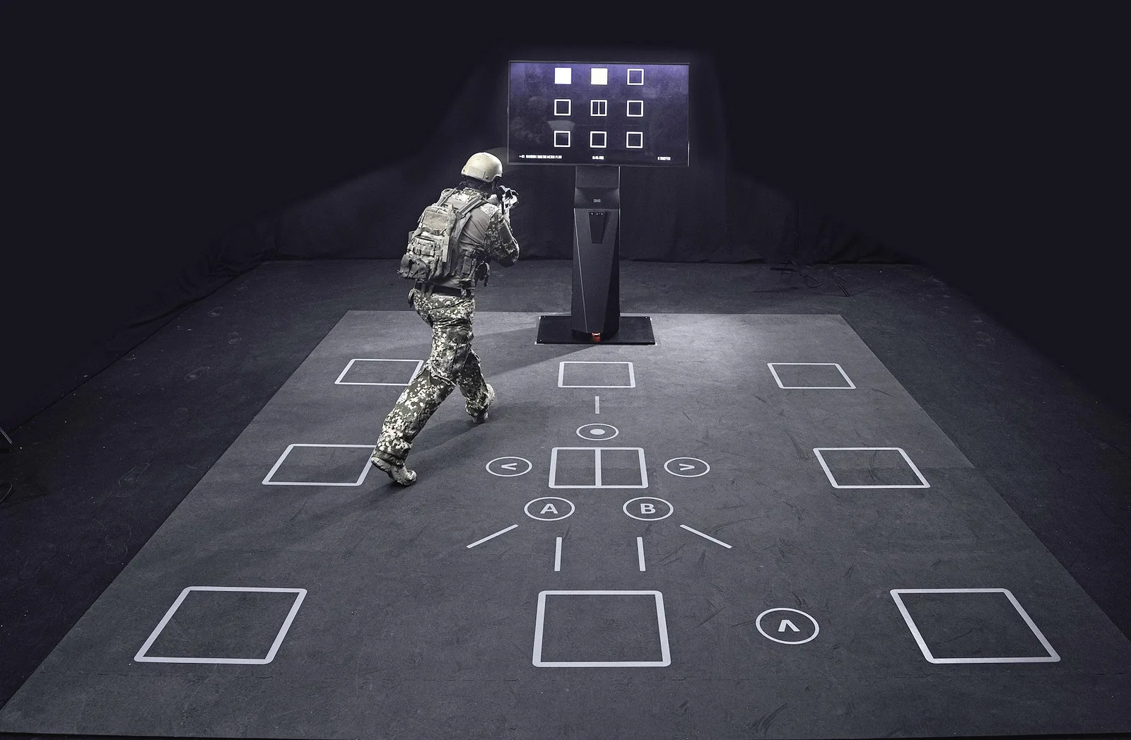 Soldat in Gefechtsausstattung trainiert an einem interaktiven System für kognitives und motorisches Handlungstraining