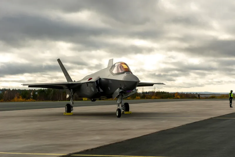 Die ersten finnischen F-35A, die im Land eintrafen, nahmen am 1. Oktober 2026 auf dem Luftwaffenstützpunkt Rovaniemi im Norden Finnlands an einer offiziellen Ankunftszeremonie teil.
