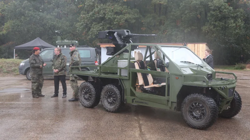 Rheinmetall-Geländefahrzeug mit fernbedienbarer Waffenstation bei einer Vorführung mit Bundeswehrsoldaten und Gästen im Freien