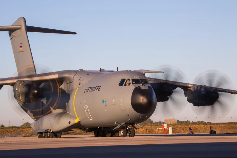 Airbus A400M der Luftwaffe mit Kennung 54+01 und laufenden Triebwerken auf einem Rollfeld