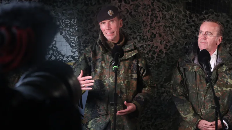 Vergangene Woche auf dem Truppenübungsplatz Bergen verkündete der Inspekteur des Heeres, Generalleutnant Christian Freuding (l.) noch die Reichweitensteigerung des Heeres auf rund 500 Kilometern. Beim FKH in dieser Woche sprach er vom Tiefschlag für das Heer durch Marschflugkörper.